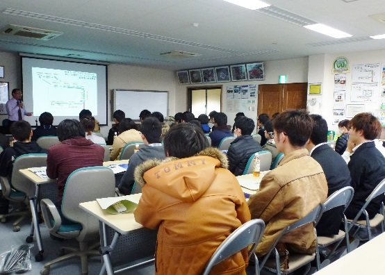 小山高専の皆さんが説明に耳を傾ける様子